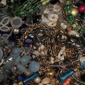 Unlisted Jewelries Live Show